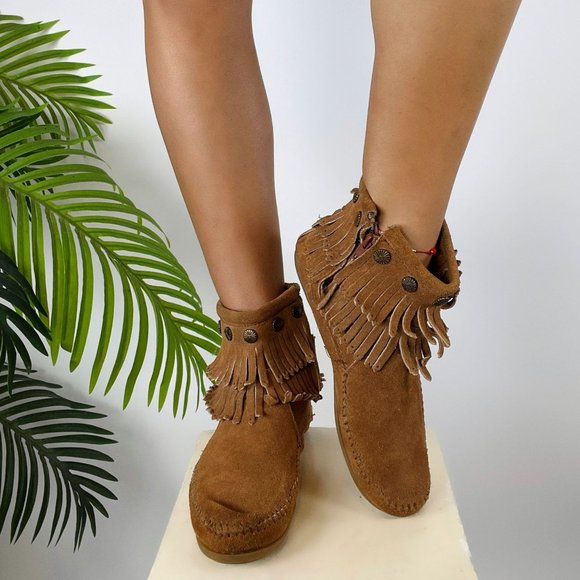 Minnetonka Shoes - Y2K Style Western Suede Boho Hippie Studded Fringe Moccasins Booties / Size: 7